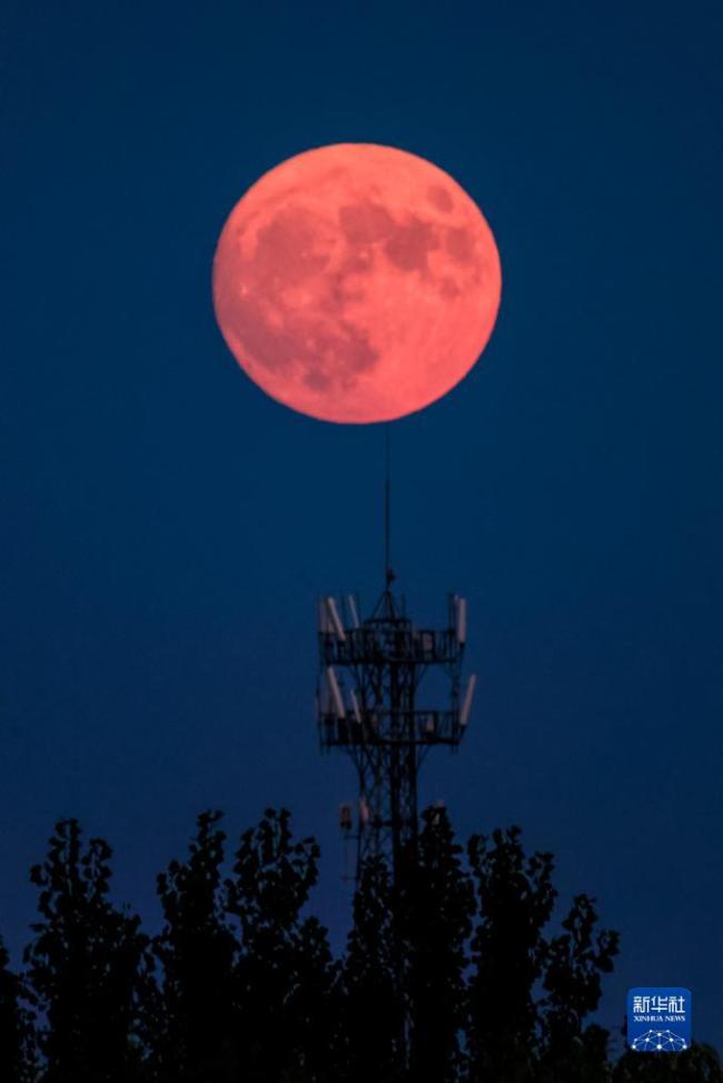 “超級月(yuè)亮”現身天宇
