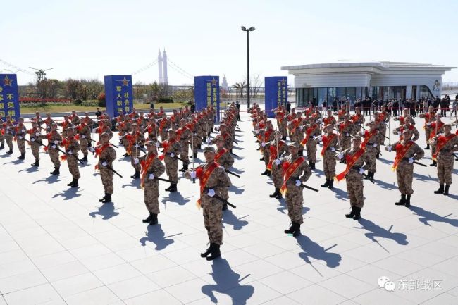 威武!這些(xiē)新兵入伍(wǔ)時獲贈“從(cóng)戎之劍”!