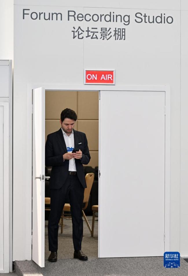 探訪2023夏季達(da)沃斯論壇主新(xin)聞中心