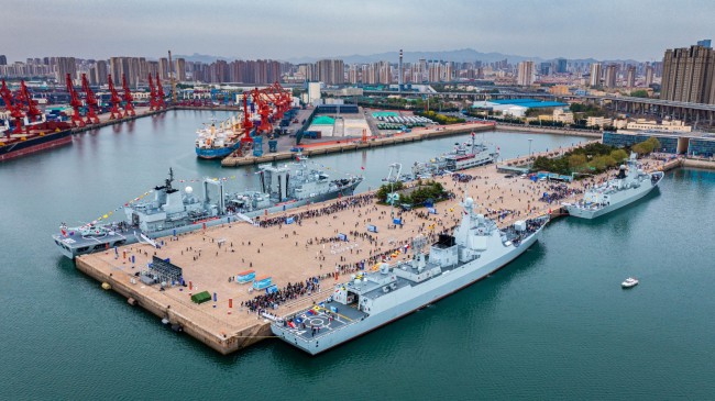 海軍(jun1)舉行艦艇開(kai)放活動，開封(fēng)艦首次向公(gōng)衆敞開大門(mén)