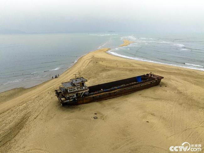 廣東茂名：海(hai)灘現交叉潮景觀(guan)