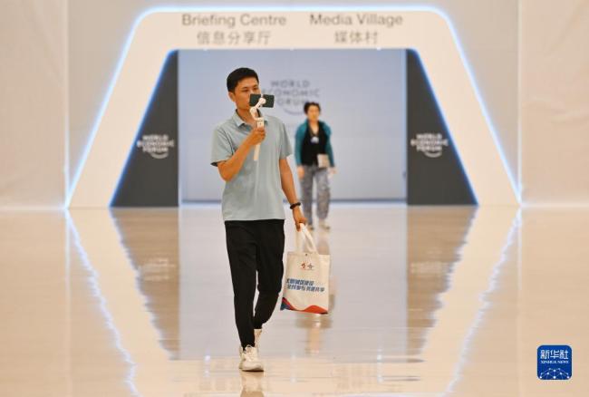 探訪2023夏季達(dá)沃斯論壇主新(xīn)聞中心