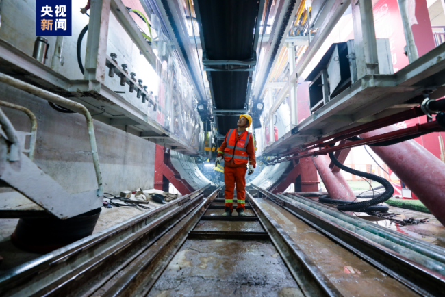 曆(lì)時120天!國内(nèi)長地鐵環(huán)線盾構區(qu)間順利貫(guàn)通