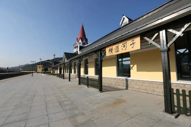 火車拉來(lái)的百年小鎮!坐(zuo)高鐵去一趟吧(ba)