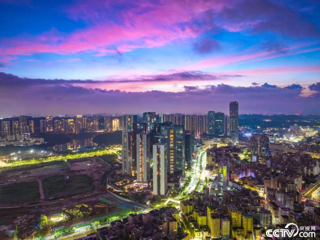 深圳：日(ri)出時分 朝(chao)霞暈染天(tian)際