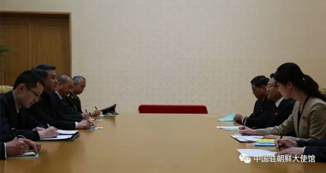 中國駐朝鮮大使(shǐ)王亞軍向崔龍海(hǎi)委員長遞交國書(shū)