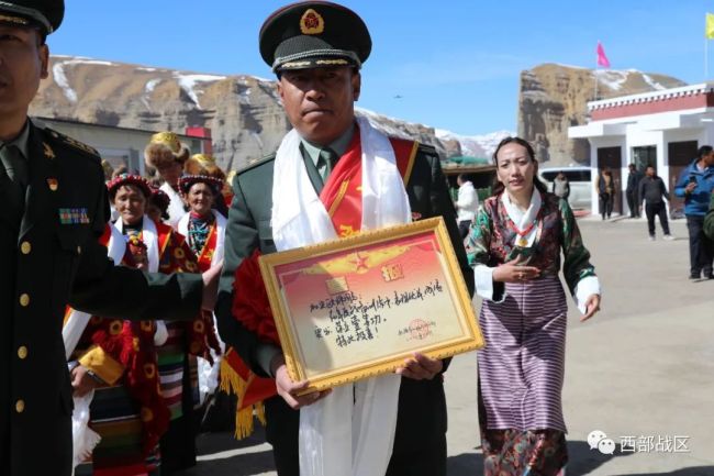 冰消雪融時,一等(děng)功喜報送到戍邊(bian)軍人加央歐珠家(jia)中