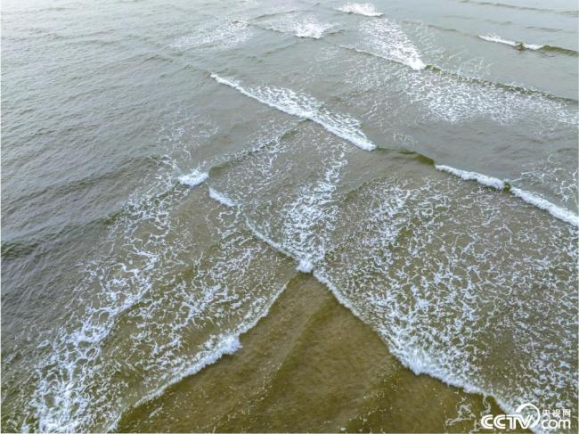 廣東茂名：海灘現(xiàn)交叉潮景觀