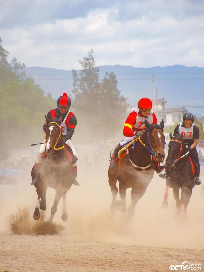 雲(yún)南大理：三月街民(mín)族節賽馬大會開(kāi)幕