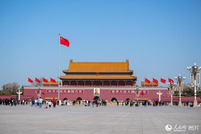 兩會召(zhao)開在即 北(běi)京天安門(mén)廣場紅旗(qi)招展