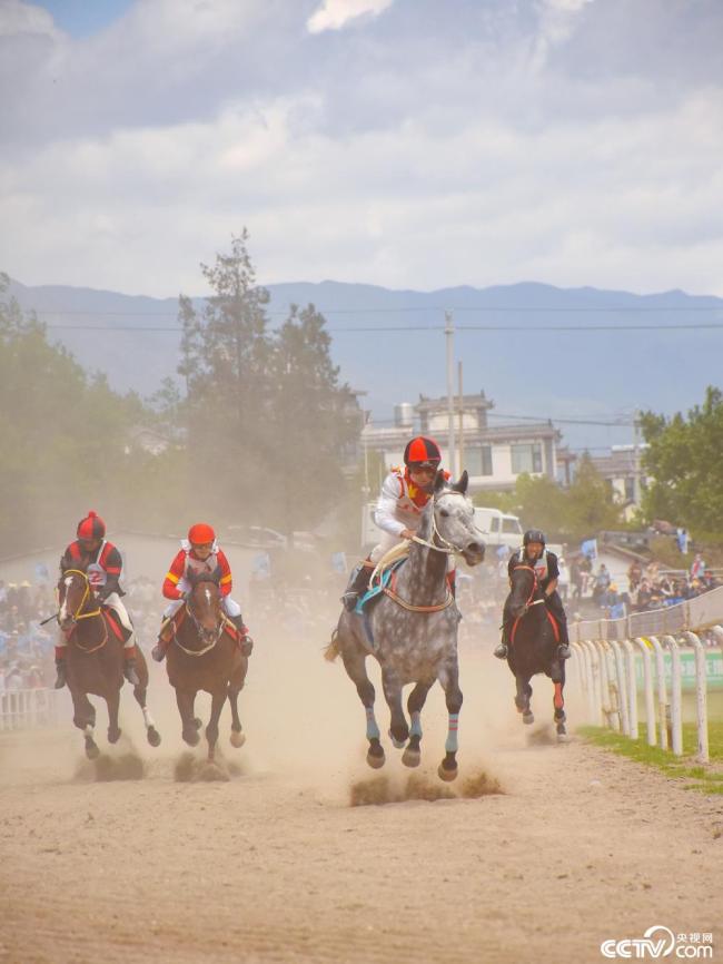 雲南大(dà)理:三月街民族節(jie)賽馬大會開幕