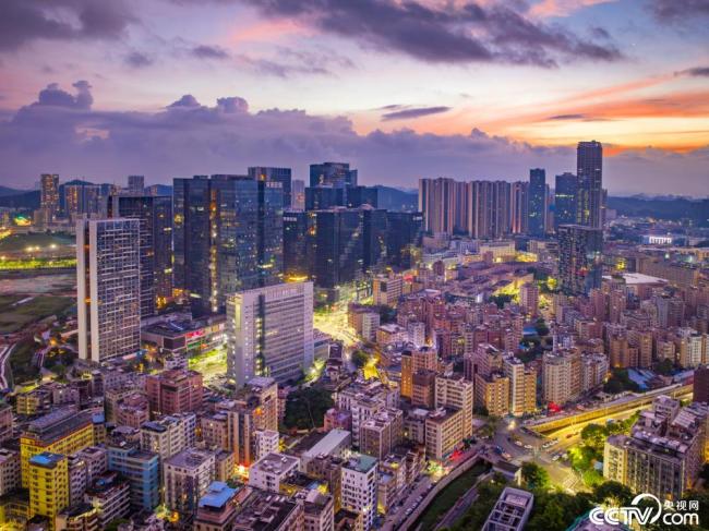 深圳：日出(chū)時分 朝霞(xia)暈染天際(jì)