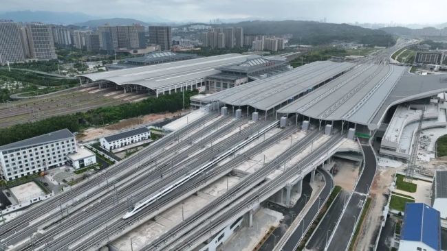 我國首條(tiao)設計時速(sù)350公裡的跨(kua)海高鐵開(kāi)始試運行(hang)!